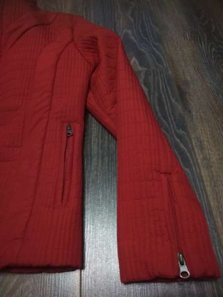 Куртка красная и черная в фото 4