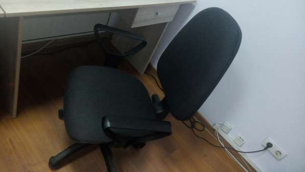 Продам офисные столы и стулья