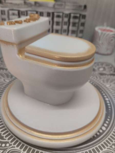 Миниатюрная инсталляция«Унитаз» в Москве фото 10