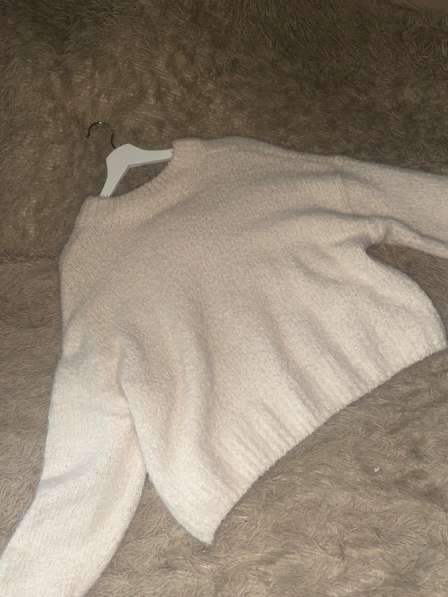 Белый укороченный свитер