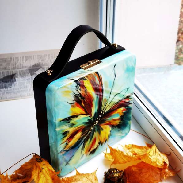 Авторская сумочка из дерева с художественной росписью в фото 4
