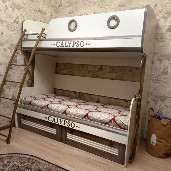 Продается детская двухъярусная кровать и шкаф