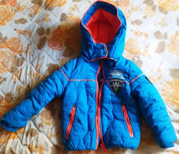 Куртка голубая с оранжевыми вставками,на холодную осень-зиму