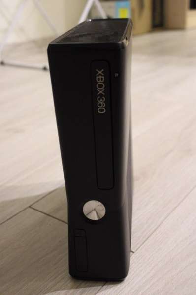 Игровая приставка Xbox 360 и джойстик
