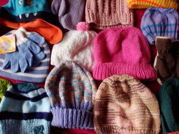 Детские шапочки с рукавицами и шарфы новые в фото 6