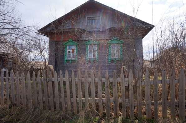 Бревенчатый дом в тихой деревне, с круглогодичным подъездом