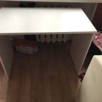 Отдам даром стол письменный в отливном состоянии, в Москве