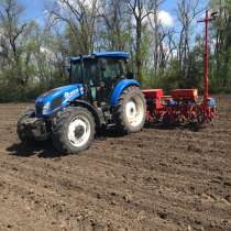 Продаю трактор Ньюхоланд и сеялка пневматическая, в Азове
