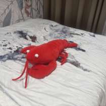Продам мягкую игрушку лобстер 60 см, в Владивостоке