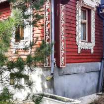Большой дом из бревна со своим выходом на реку, в Пскове