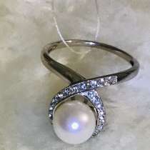 Золотое кольцо с сапфирами и жемчужиной, в Москве