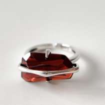 Кольцо с красным цирконом серебр 925 пробы, в Москве