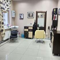 Требуется парикмахер-универсал в салон красоты, в Новосибирске