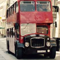 Старинный английский автобус, в Москве