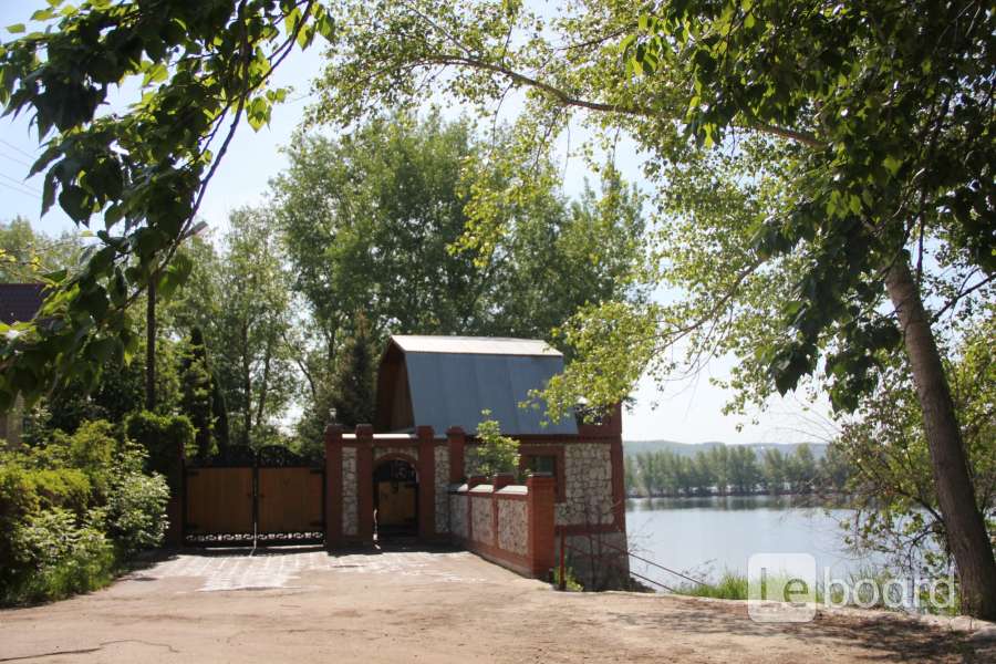 Самара домики на берегу. Дом на берегу Волги Самарская область. Дача на берегу Волги Самара. Самара домики за Волгой. Коттедж Утес красная Глинка.